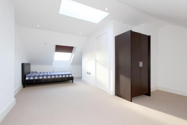 4 bed property in Nightingale Road, London